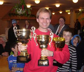 Rasmus visar upp alla klubb-GP vandringspriser som VSK tog