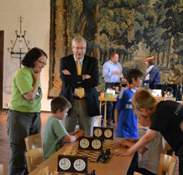 Landshövdingen kollar in dagens sista parti